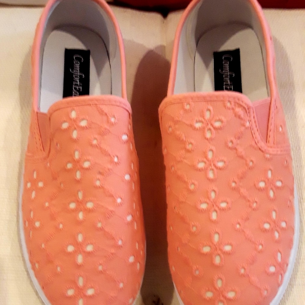 NWOT COMFORT EASE EYELET SALMON CANVAS FLATS 7.5W